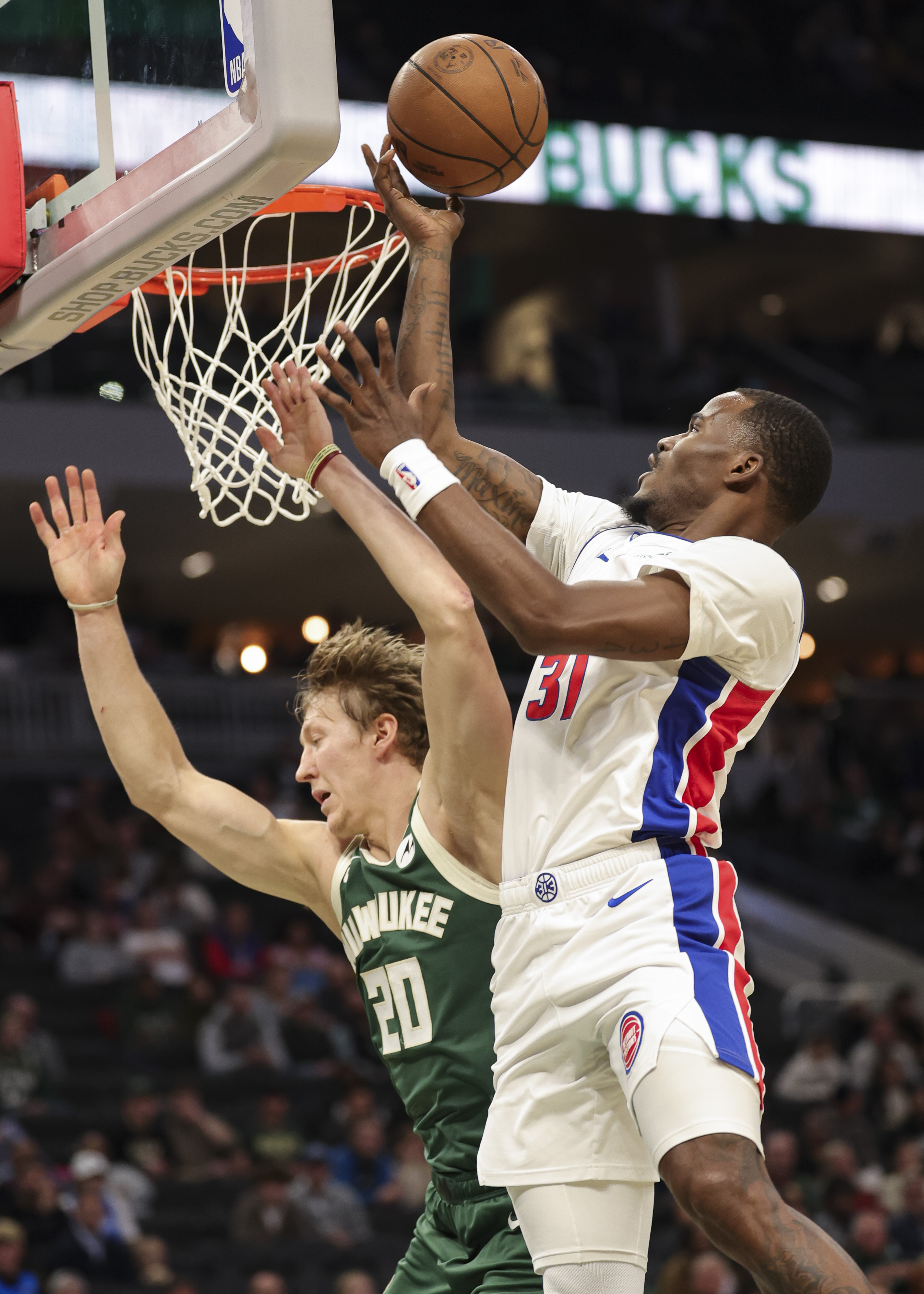 从密尔沃基雄鹿完成体检备战德甲到Karsa在篮网比赛中大比分领先，赛后夏洛特黄蜂遗憾出局的简单介绍