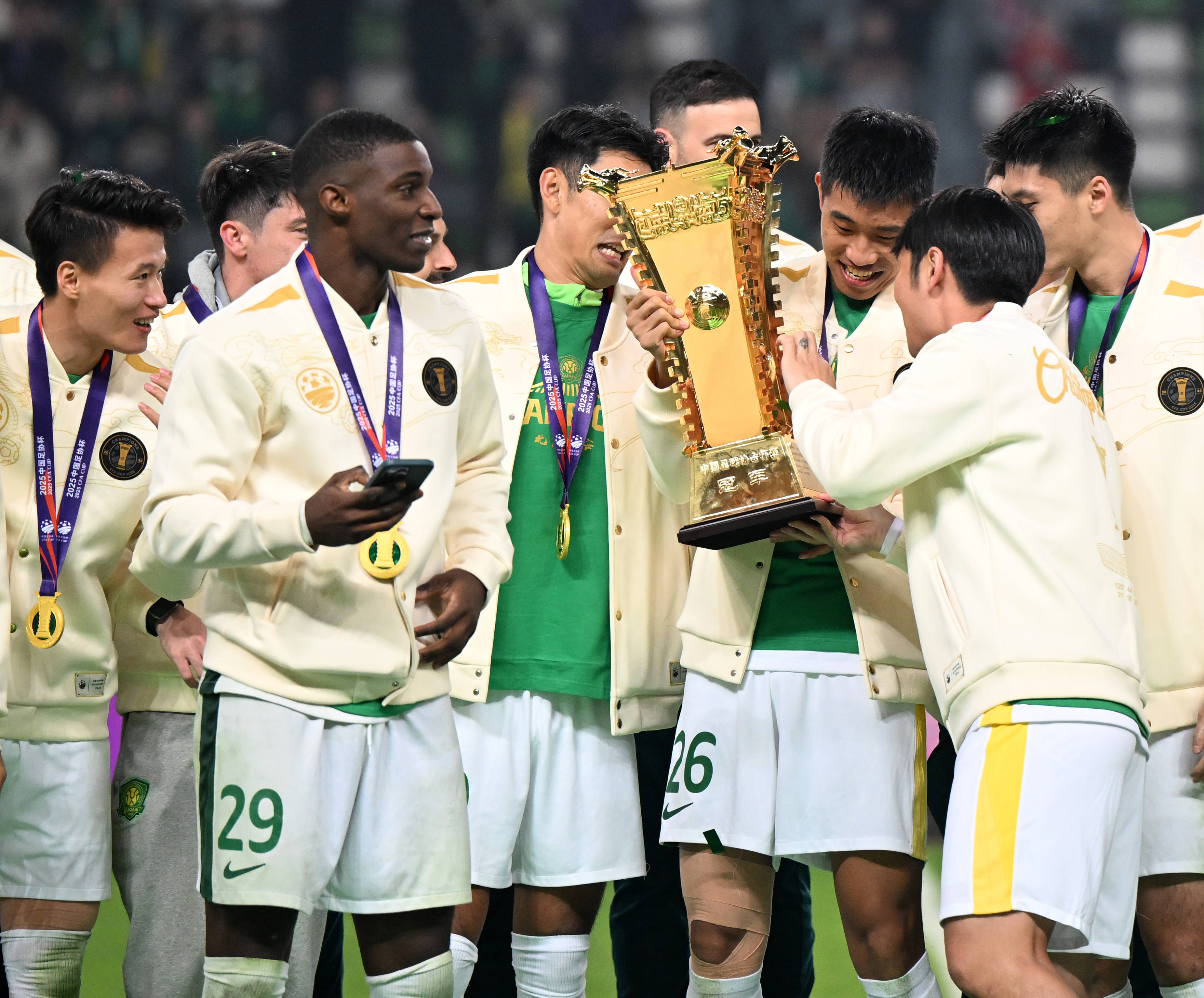 关于重磅！清晨上海海港造点机会丹佛掘金复出首秀备战CBA季后赛，AC米兰今晨遗憾出局的信息